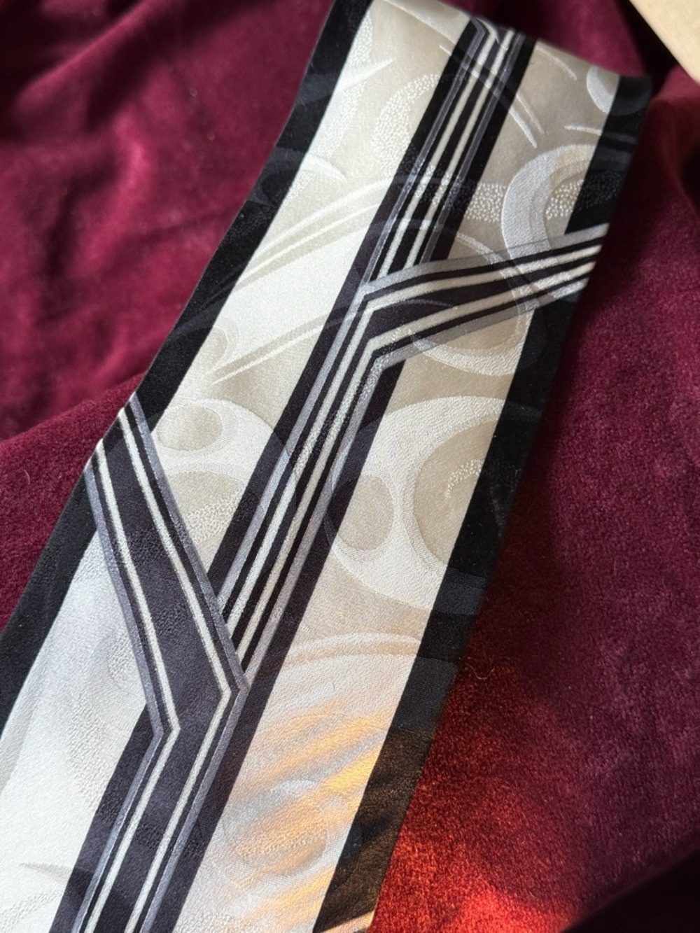 Beautiful Stacy Adams 100% Silk Tie. Black and White Art Deco Design.